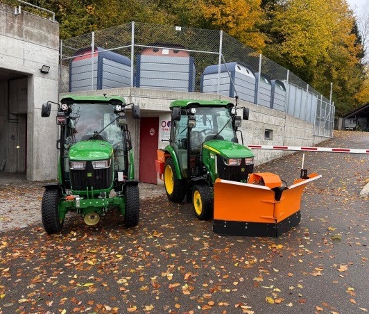 2 x John Deere 3046R