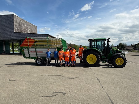 John Deere 6100M mit Agrar TL28K Ladewagen