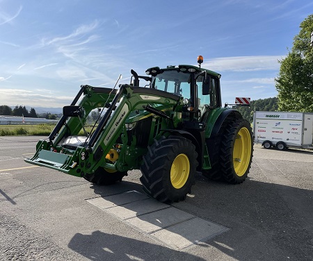 John Deere 6120M mit Quicke Q5S
