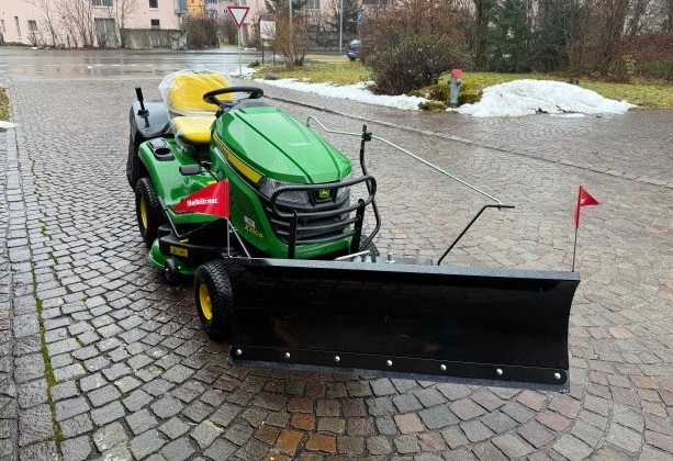 John Deere X350 mit Winterdienstausrüstung