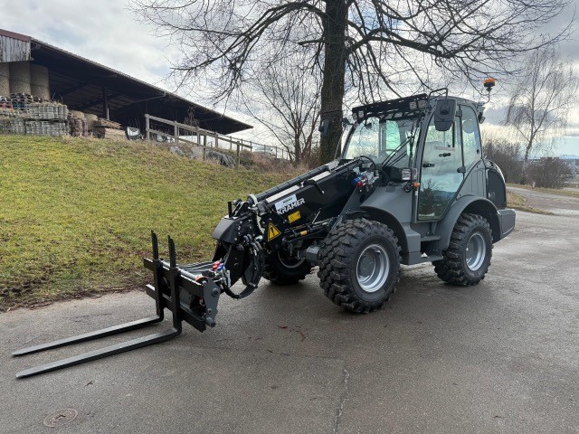Kramer KL33.8T mit Quicke Anbaugeräten